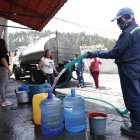 A las zonas sin servicio de agua llegan tanqueros. Los vecinos llegan con todo tipo de recipientes a recoger el líquido.