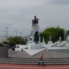 El monumento a José Joaquín de Olmedo se ubica en las calles Olmedo y Malecón Simón Bolívar. Está al final de la Avenida Olmedo, la que termina en el Malecón.