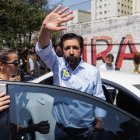 El actual alcalde de São Paulo, Ricardo Nunes, saluda a su llegada a un puesto de votación en la Escuela Estatal Benedita.