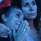 Una mujer llora en una ceremonia conmemorativa organizada en Tel Aviv por las familias de los rehenes retenidos en Gaza, para conmemorar un año de los ataques de Hamás.