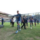 Luis Fernando León (c) sale con evidente malestar luego del empate sin goles de Emelec ante Aucas