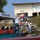 El ‘Aquabus escolar’ cuenta con un techo lleno de libros y cuentos relacionados con el cuidado del medio ambiente.