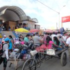 Vendedores cruzan la frontera en busca de mejores precios