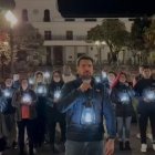 El aspirante presidencial Jan Topic en una vigilia en la Plaza Grande por los apagones.