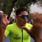 El ecuatoriano Mateo Cueva llegó tercero en la prueba que primero era de triatlón,pero que por el mal tiempo terminó siendo de duatlón.
