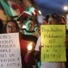 Trabajadores y estudiantes universitarios opositores a la recién aprobada reforma al poder judicia que se manifestaron en la sede del Congreso del central.