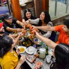 Cientos de jóvenes van a los cangrejales a celebrar y a disfrutar de los crustáceos