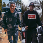 Desde pantalones cargo, sudaderas con capucha y hasta amplias bermudas son parte de sus looks. Pero no de cualquier marca.