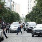 Corazón porteño. Una escena cotidiana en el bulevar 9 de Octubre. Personas caminando con prisa se dirigen a sus diversos destinos.