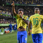 Rodrygo (i) celebra ante la hinchada uno de sus goles con la Canarinha