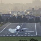 El avión de la compañia Wizz Air Malta, procedente de Viena, en el momento de tomar tierra en el aeropuerto de Bilbao, donde varios vuelos se han suspendido por el viento.