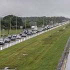 Antes del impacto previsto del huracán Milton, un denso flujo de tráfico por personas que evacúan avanza lentamente hacia el sur desde el noroeste de Florida.