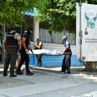 En las puertas de ingreso a la entidad se evidencia el impacto de las balas.