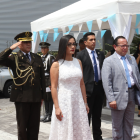 Entrada de los asambleísta en la alfombra roja de por las fiestas de Guayaquil.