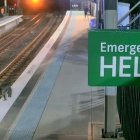 Captura de pantalla del vídeo de un intrépido koala que se coló en una estación de tren de Sídney.