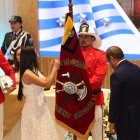 Conmemoración. La titular de la Asamblea Nacional, Viviana Veloz, condecoró al Benemérito Cuerpo de Bomberos de Guayaquil.