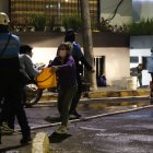 Los vecinos ayudaron a apagar las llamas con mangueras y baldes.