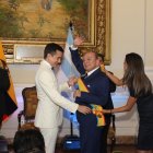 Durante su condecoración, se destacó su contribución al sector empresarial y social a través de sus fundaciones.