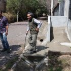 El padre de Jesús Guachamín usa bastón y en ocasiones silla de ruedas. El hombre levantó una rampa afuera de su domicilio.