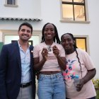 Kiara (c) junto a su madre y el ministro de vivienda, Humberto Plaza, durante la entrega.