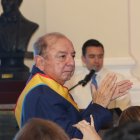 El padre del presidente, Álvaro Noboa, aplaude en cada pausa del discurso de su hijo, Daniel Noboa.