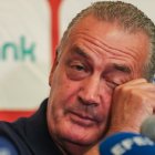 AME6042. QUITO (ECUADOR), 09/10/2024.- El entrenador de la selección paraguaya de fútbol, Gustavo Alfaro, habla durante una rueda de prensa este miércoles, en Quito (Ecuador). Paraguay se prepara para enfrentar a Ecuador en la novena jornada de las eliminatorias sudamericanas para el Mundial de 2026. EFE/ José Jácome