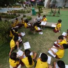 Los maestros y alumnos aprovechan el clima fresco del entorno natural en las primeras horas de la mañana, para recibir clases de distintas asignaturas mientras no hay luz.