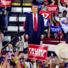 El expresidente estadounidense y actual candidato presidencial republicano Donald Trump realiza un mitin de campaña en Reading, Pensilvania, EE.UU., el 9 de octubre de 2024.