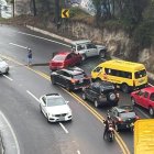 El choque en Miravalle ocurrió cuando los vehículos viajaban en la vía que conecta a Quito con Cumbayá.
