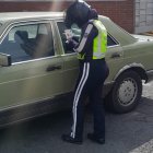 Los agentes de tránsito sancionarán a los vehículos que estacionen en lugares prohibidos, durante el partido entre Ecuador y Paraguay.