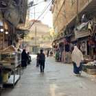 Transeúntes caminan por una calle del campo de refugiados palestinos de Beddawi, en el norte del Líbano, este miércoles.