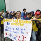Entre los hinchas se encontraba Mildred Auquilla, que, emocionada, mostraba un cartel.