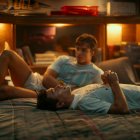 Nicholas Chavez como Lyle Menendez y Cooper Koch como Erik Menendez.