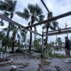 Un hombre observa los escombros después de que el huracán Milton arrasara Bradenton, Florida.
