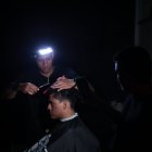 Una peluquería en Guayaquil funciona sin energía eléctrica.