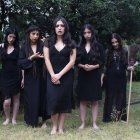 La obra narra la historia de los juicios de Salem en 1962, cuando catorce mujeres fueron condenadas a muerte por brujería.