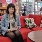 La escritora cuencana Rosalía Vázquez Moreno lanzó el poemario ilustrado ‘Sobre cómo hacer y deshacer una maleta’.