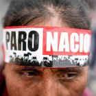 Una persona participa en una marcha de protesta contra la inseguridad, en Lima.