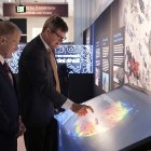 El administrador de la NASA, Bill Nelson (i), y el director del Museo Nacional de Historia Natural, Kirk Johnson, visitan la exposición Centro de Información sobre la Tierra este lunes, en el Museo Nacional de Historia Natural en Washington (Estados Unidos). Nelson presentó el Centro de Información sobre la Tierra, una exposición con la que buscan "acercar" el conocimiento que la agencia espacial tiene sobre la Tierra a "todo el mundo".