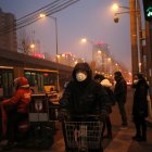 En la imagen de archivo, peatones utilizan mascarillas para protegerse de la contaminación en Pekín (China).