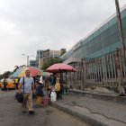 Fachada. En el Complejo Florida, pequeños negocios sacan copias, las impresoras no sirven, también se alquilan ternos. No se deja ingresar a la prensa