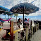 Abandono. Los pocos turistas que aún permanecen en la zona tratan de adaptarse a la situación y disfrutar