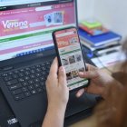 Plataforma. Una persona usa la aplicación de Temu para hacer compras virtuales.