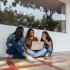 Jóvenes universitarios utilizan las redes sociales para aprender.