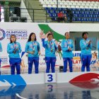 Las jugadoras del equipo de futsal con las medallas de bronce.