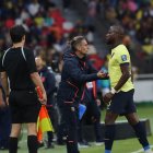 Sebastián Beccacece (i) da indicaciones a Enner Valencia en el partido de Ecuador ante Paraguay