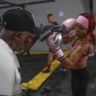 La mayoría de gimnasios de Panamá ya imparten el deporte, donde las mujeres son quienes mueven el negocio al pagar por clases.