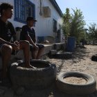 Ángel Landino (i) y Fabián Rodríguez de Honduras descansan, en espera de resolver su situación migratoria, en un albergue este jueves, en Ciudad Juárez