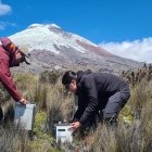 Personal del Instituto Geofísico realiza un mantenimiento constante de los equipos de monitoreo.