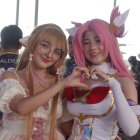 El cosplay es una forma de arte en la que las personas recrean la apariencia de personajes de anime, videojuegos, películas o series.